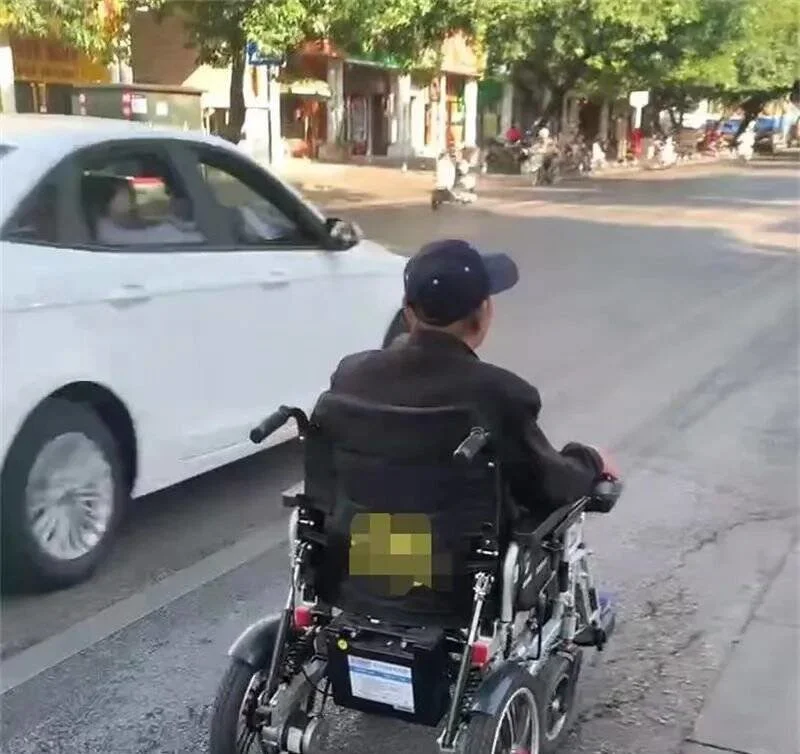 事发柳州街头！老人开电动轮椅车流中“乱飙”，小轿车吓坏：不敢惹-老人开电动轮椅进隧道被撞飞
