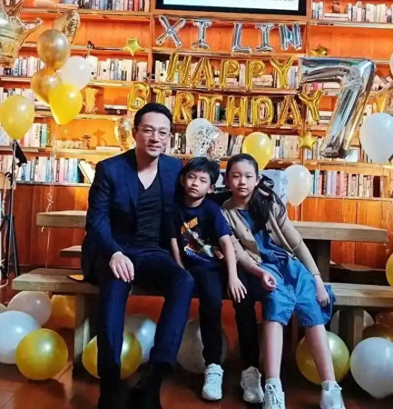 马筱梅带娃正面照曝光，疑似在为孩子办理转学，网友：是个好后妈