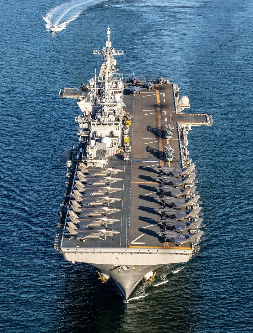 2022年,满载F-35B的“的黎波里”号在部署中测试“闪电航母”概念