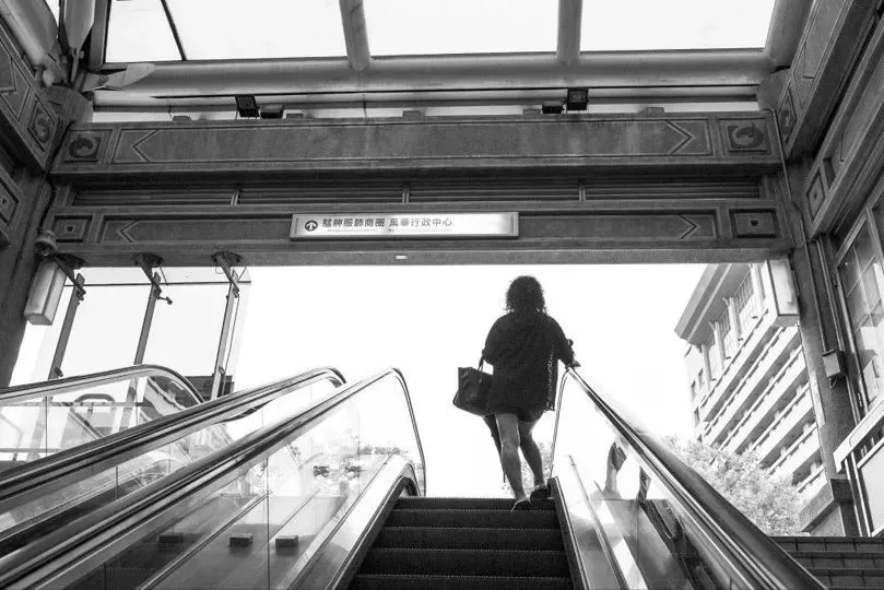 在最后的红灯区,看见50岁女人们的爱与欲