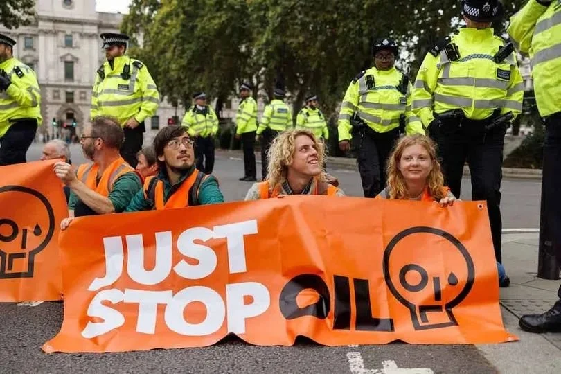 停止石油”抗议者在阻断伦敦议会广场附近的交通