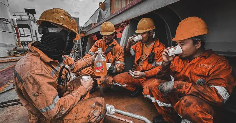 霍尔木兹海峡封锁6周:有人不得不和死去的同事...