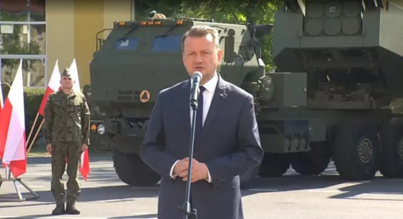 波兰国防部长布瓦什恰克（图中）