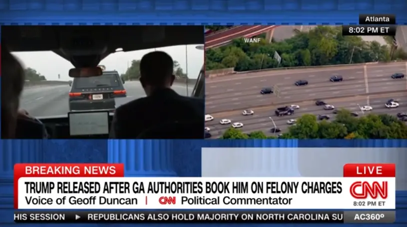 CNN直播画面显示，特朗普已乘车离开富尔顿县监狱