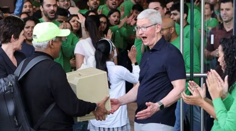 孟买店开业当天，果粉抱着的Macintosh SE让库克倍感惊喜。图片来源：Mint
