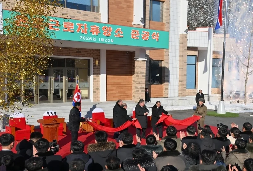 金正恩出席劳动者休养所竣工典礼，坐温泉边与民众交谈