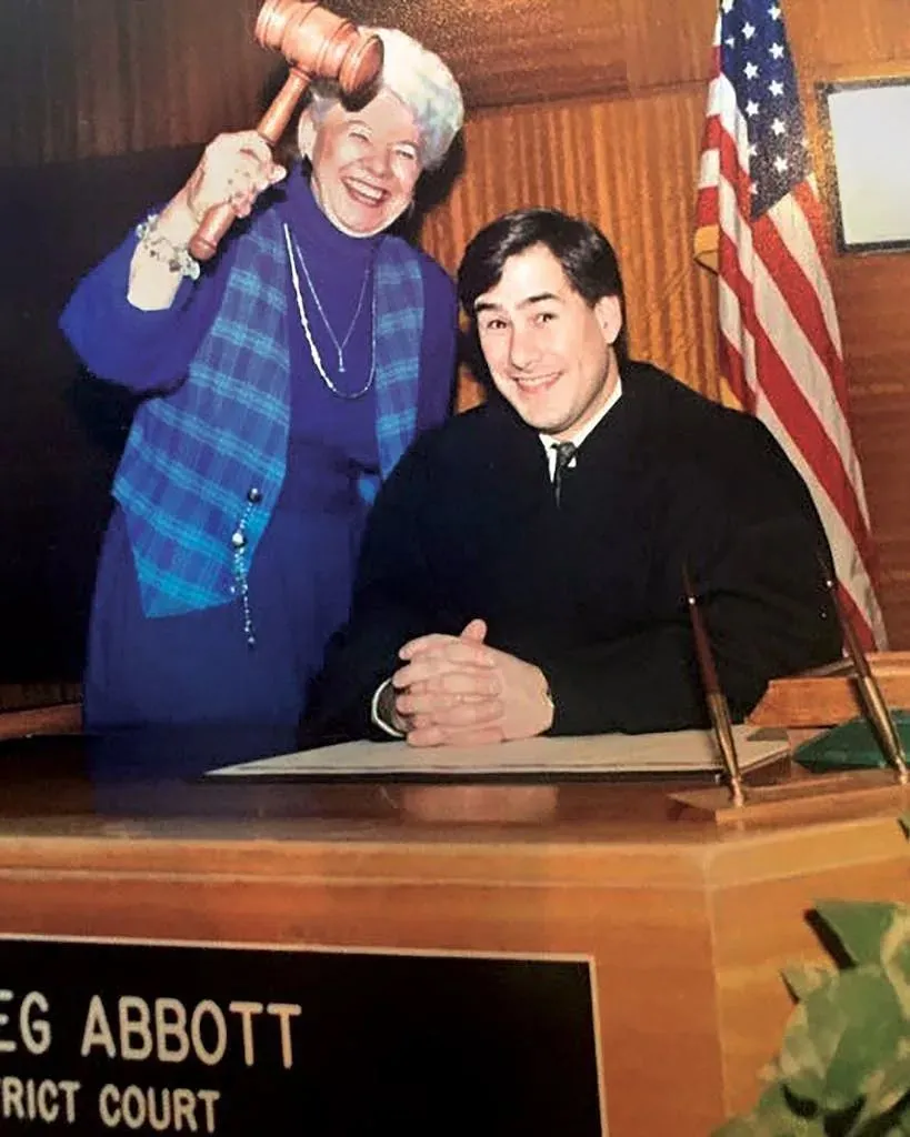 ▎地区法官阿博特与他的母亲多丽丝合影。图源：得克萨斯月刊