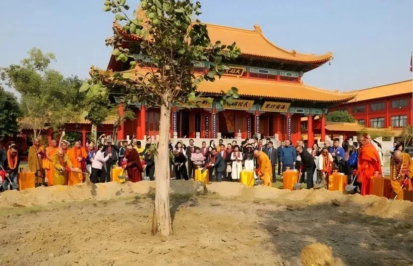 2024年12月14日，出席第九届南海佛教圆桌会的高僧大德齐聚佛陀诞生地蓝毗尼，在中华寺共植圆桌会纪念菩提树，并与各国信众及中华寺僧人一起，在蓝毗尼圣园举行祈愿世界和平法会，共祝世界和平和睦，祈愿众生喜乐安康。