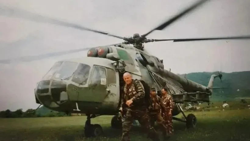 · 乌特金从一架Mi-8运输攻击直升机旁走过。