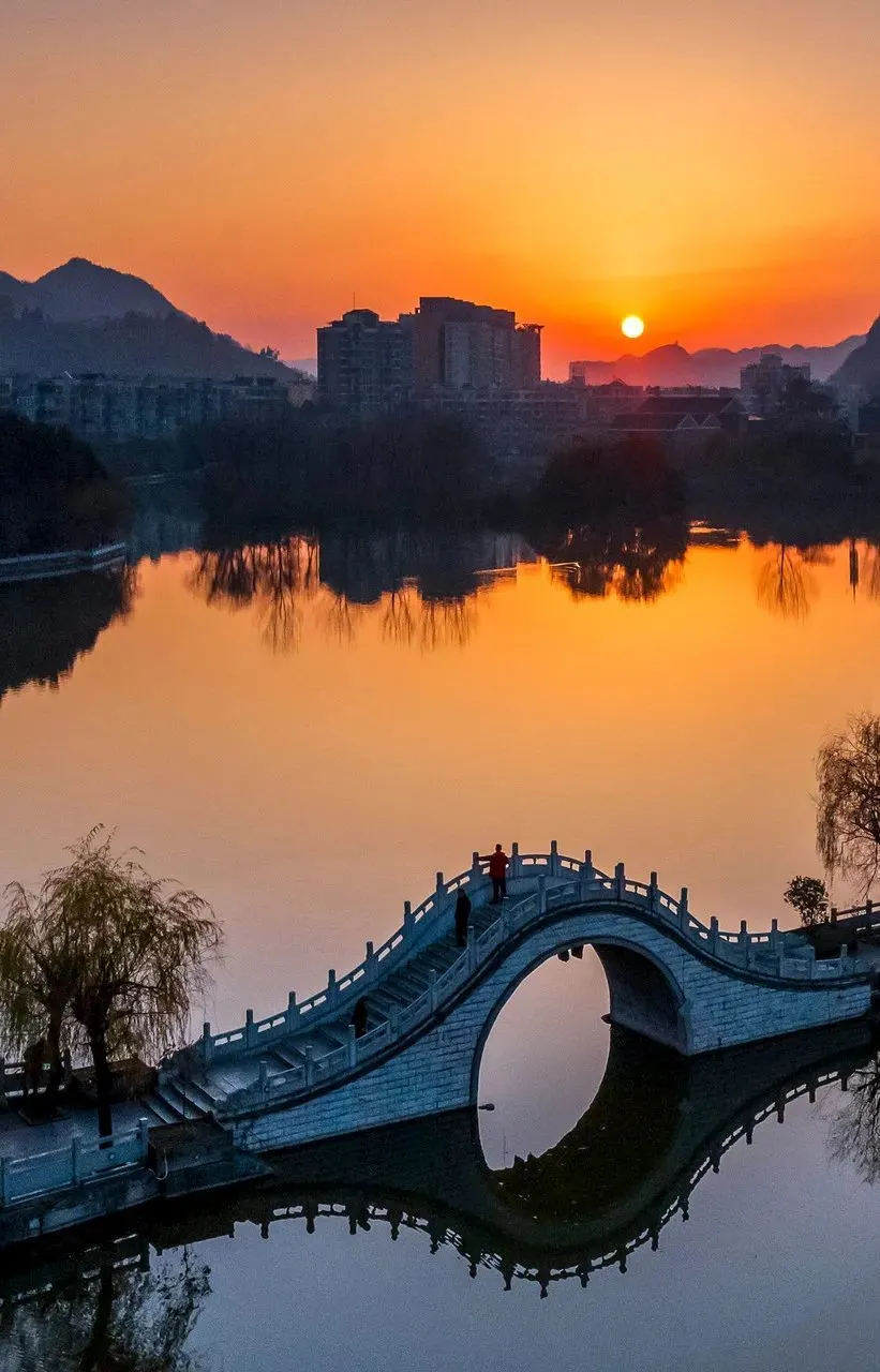 “中国最凉快城市”，有颜值有美食，今年夏天一定要去....