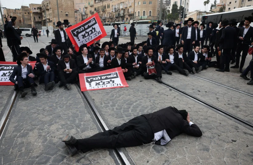 2月26日，极端正统犹太教徒在耶路撒冷示威（图源：《耶路撒冷邮报》）
