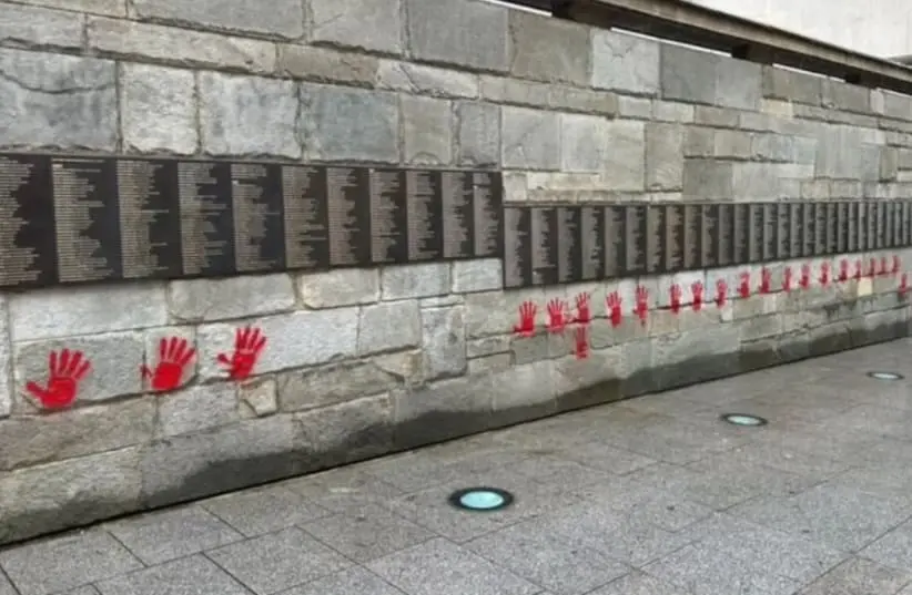 2024年5月14日，法国纪念二战期间营救犹太人人士纪念墙上的“血手印”。图自外媒
