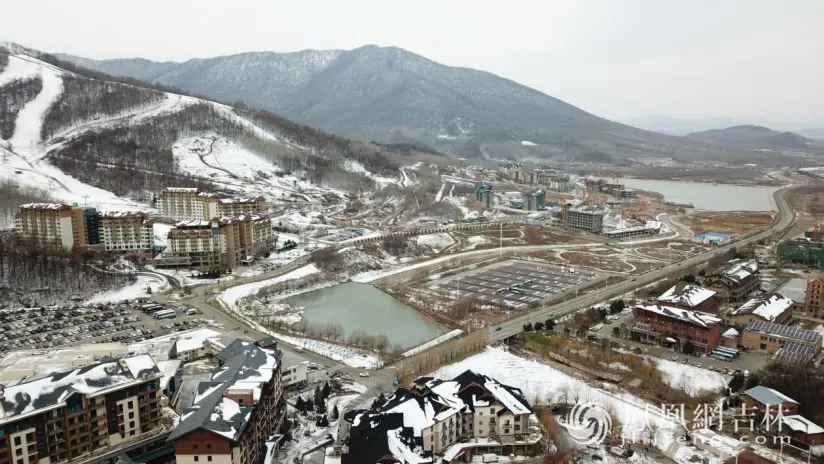 北大湖滑雪度假区酒店民宿群。凤凰网吉林 梁琪佳 摄