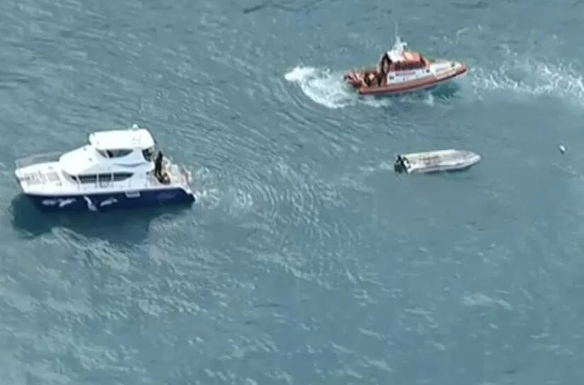 新西兰南岛凯库拉附近10日发生一起船只倾覆事故，图自外媒