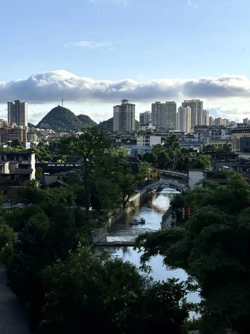 △从桥上俯瞰安顺古城，小桥流水之感尤为明显。（图/阿祯 摄）