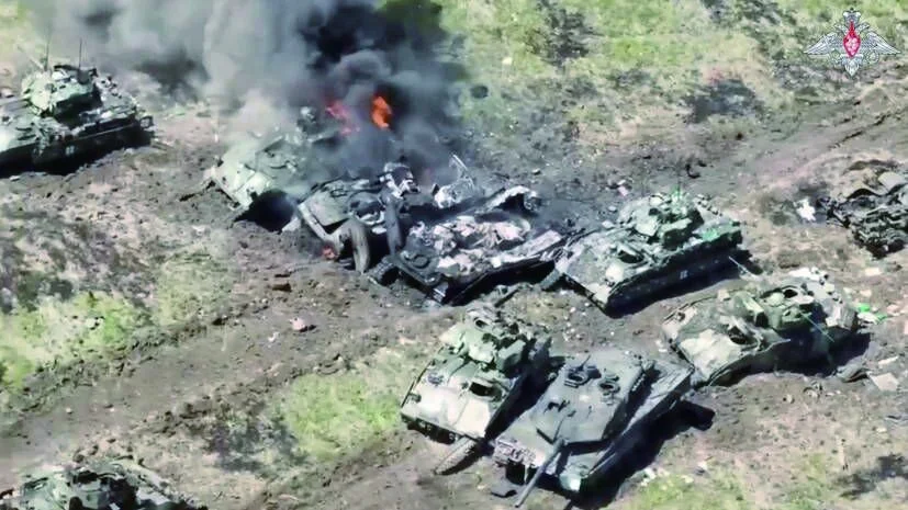 俄军发布的视频显示乌军“豹2A6”坦克和M2A2步兵战车被摧毁。