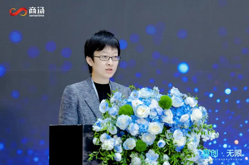 商汤大装置公布AI基础设施新进展:日均服务2.42万亿Token