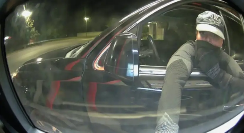 录像显示9月1日在ATM机上取钱的嫌疑人之一。