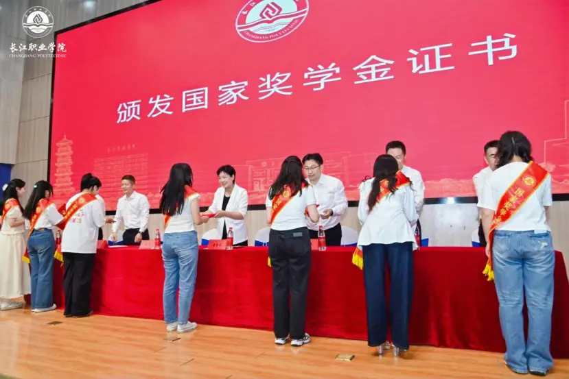 长江职院2025届毕业典礼:以思想火炬照亮青春征途 长江职院2025届毕业典礼:以思想火炬照亮青春征途