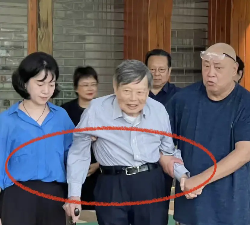 杨振宁100岁生日宴状态不佳，靠娇妻翁帆搀扶，翁帆红裙气质佳-杨振宁及妻子与翁帆