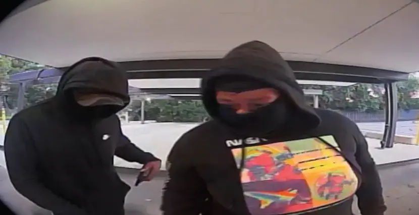 ATM 录像显示9月1日在PNC银行的两名嫌疑人。图源：People.com