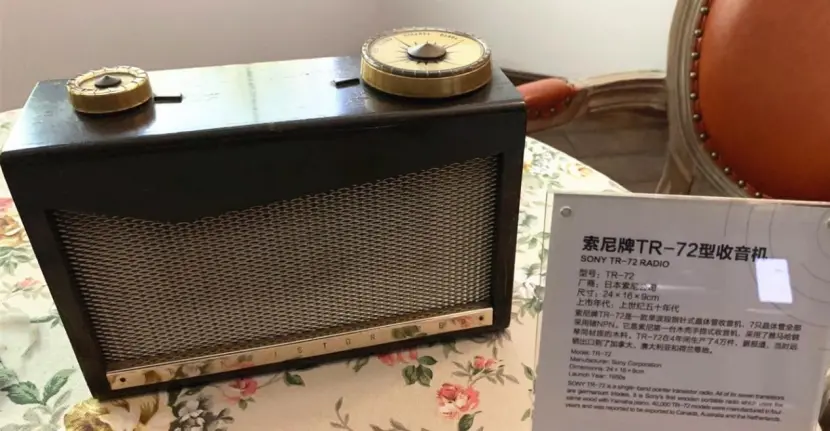 图注：1955年底推出的索尼TR-72晶体管收音机，戴辉摄于上海无线电博物馆