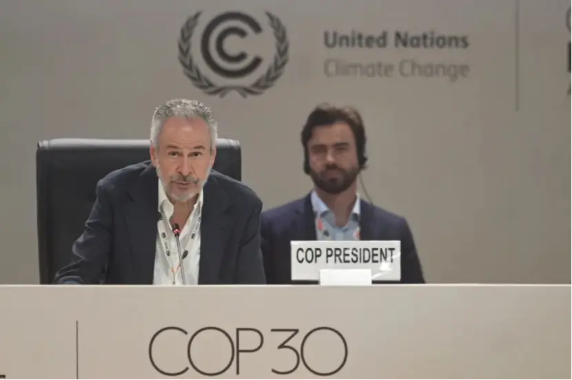 大会主席多拉戈在峰会上发言。