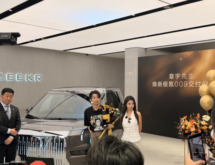 坐上极氪009的章宇，气质反差有点大！