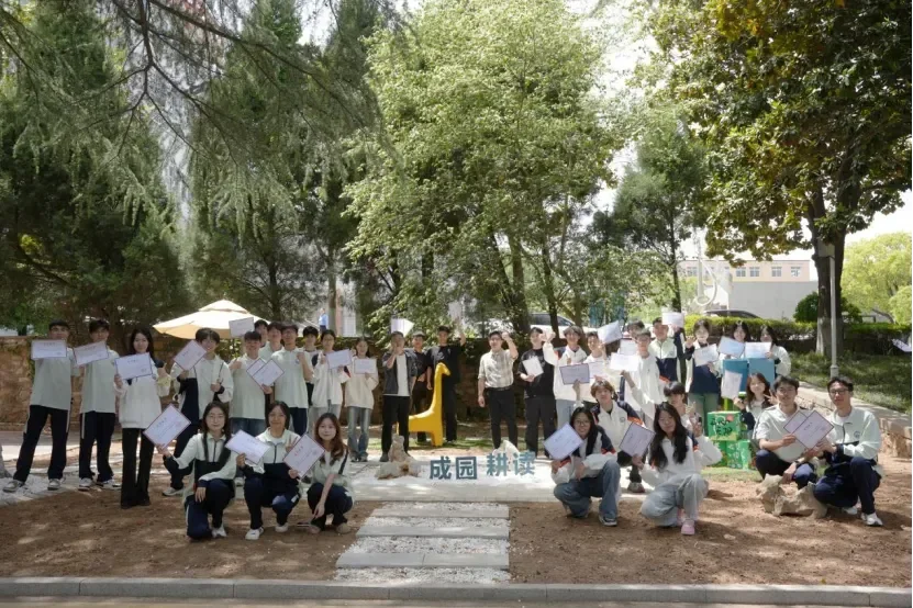 废料变地标！江苏建院学子爆改校园荒地，劳动教育玩出新花样