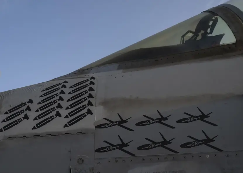 这架超级大黄蜂战斗机上的标识显示它在这场消耗战里的战果
