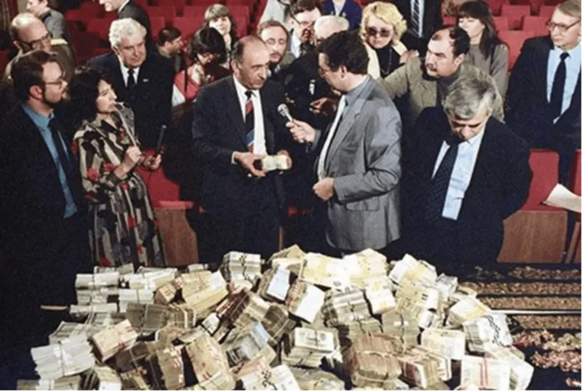 图：乌兹别克案中一位官员家中的现金