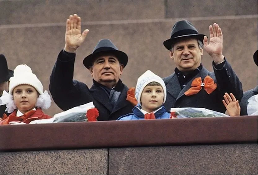 图：1989年戈尔巴乔夫与雷日科夫在红场列宁墓