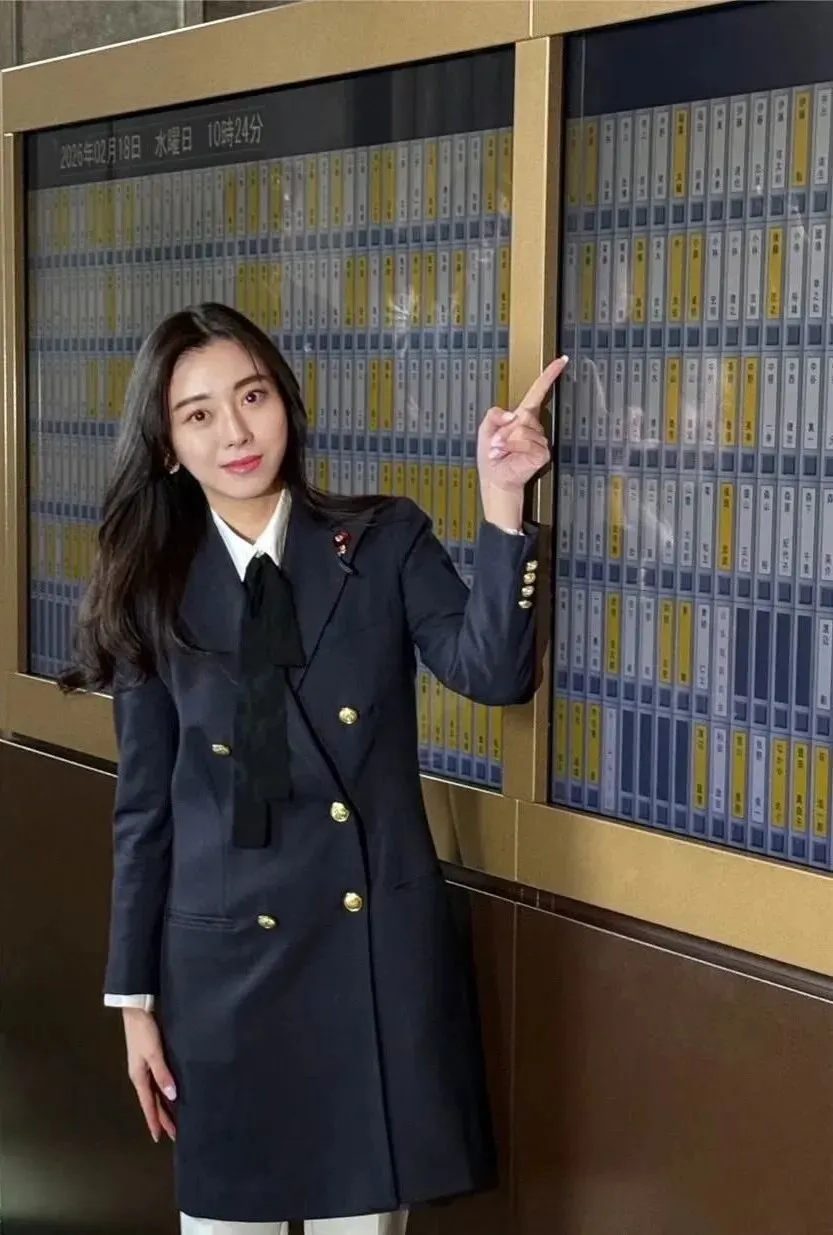 ·当选国会议员后，齐藤在议员名簿前拍照留念。（其个人社交账号）