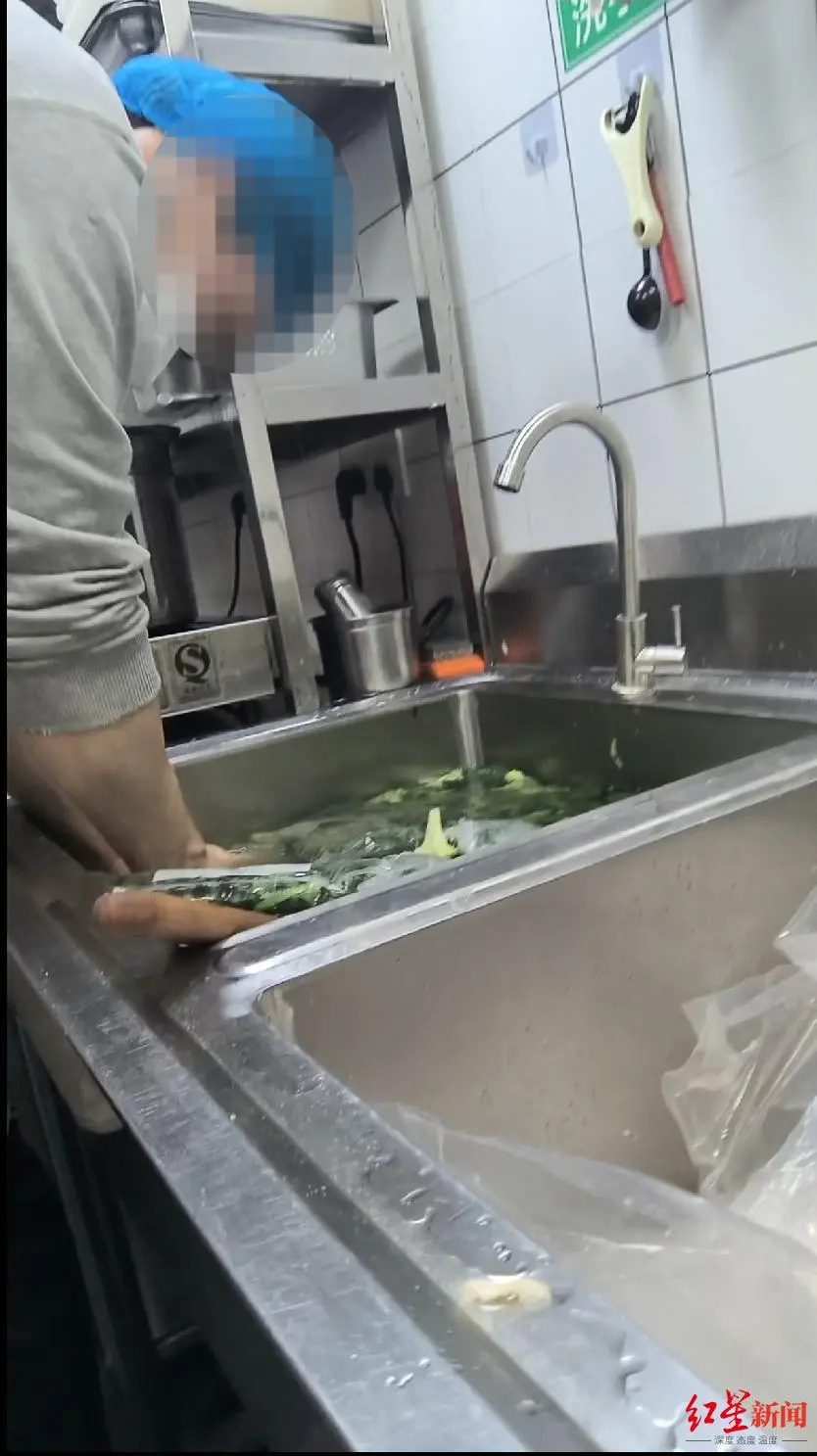 记者卧底轻食外卖连锁后厨：发霉蔬果榨汁，隔夜菜挑出变味的接着卖_https://www.izongheng.net_快讯_第5张