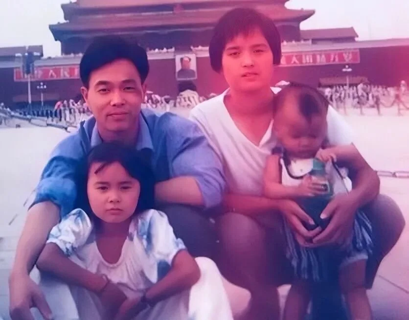 姚一飞失踪前，和爸妈以及姐姐在天安门广场前的合影。