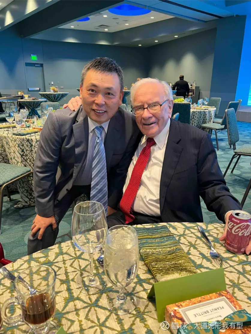 2023年,段永平在餐厅偶遇巴菲特(右)和芒格 图片来自段永平个人社交平台