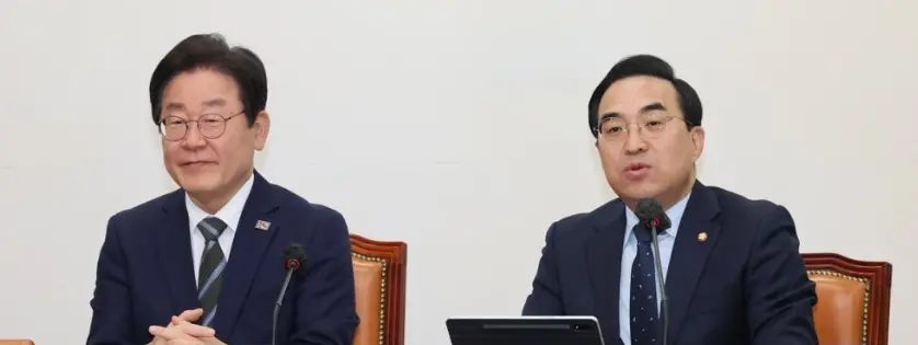 4月10日，李在明（左）与朴洪根（右）参加一场会议的画面。图自韩媒