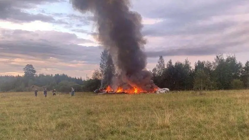 当地时间2023年8月23日，俄罗斯特维尔州，库仁基诺村附近燃烧的飞机残骸。视觉中国 图