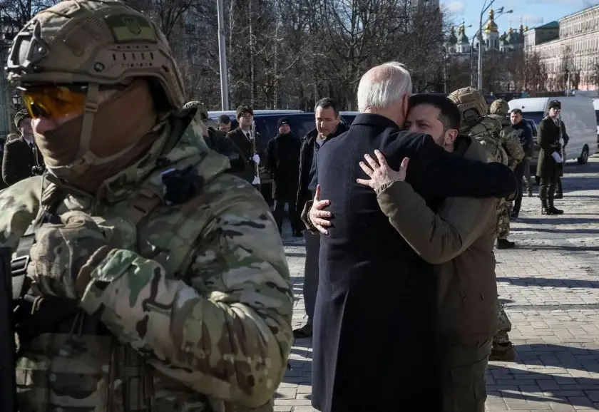 ◆2023年2月20日，拜登和泽连斯基在走访乌军阵亡将士纪念墙后互相拥抱。