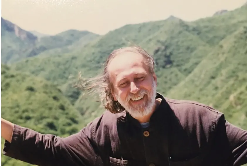 1998年夏天，拉斯洛在中国