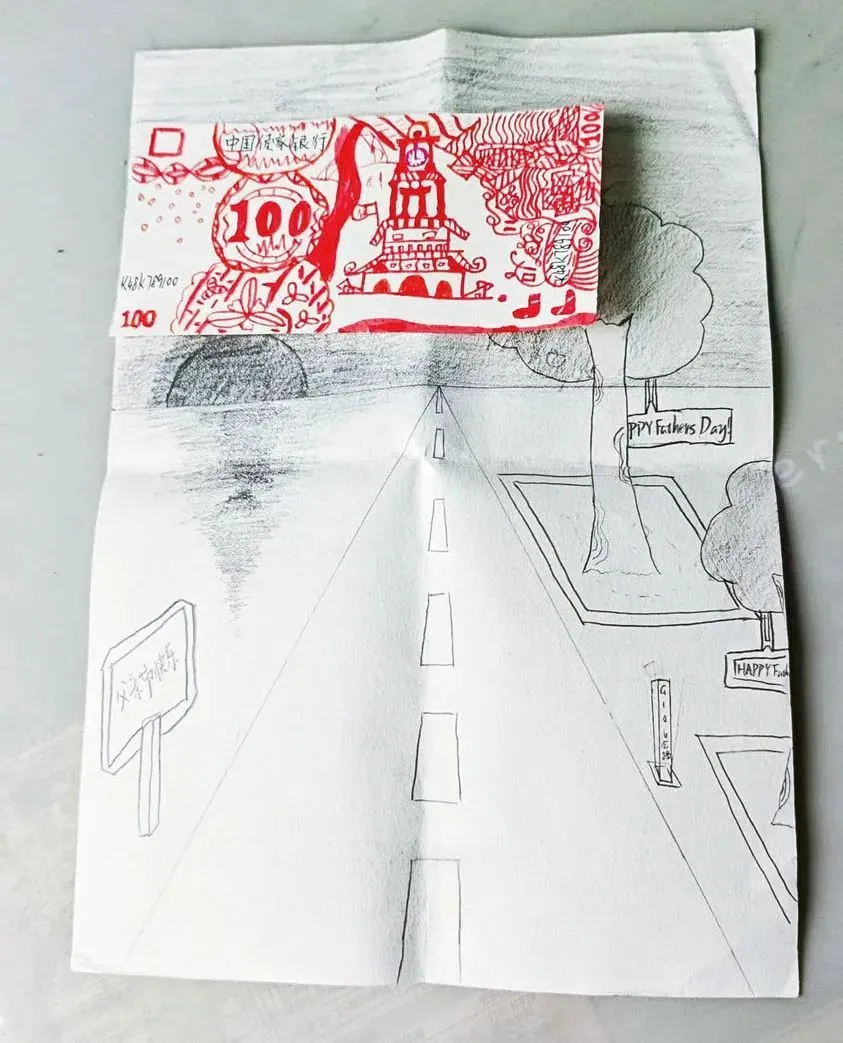 今年父亲节，侯哥的儿子给他画了张100元 / 受访者供图