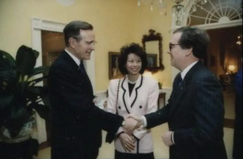 ▲1991年2月，老布什总统与麦康奈尔和赵小兰。