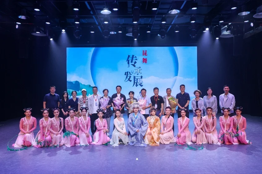 嘉宾与演员留影