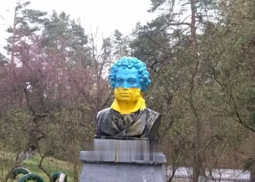 普希金的雕像被涂成乌克兰国旗的颜色