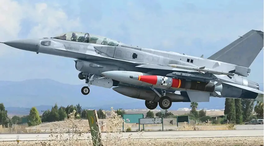 挂载“岩石”空射弹道导弹的F-16I战斗机