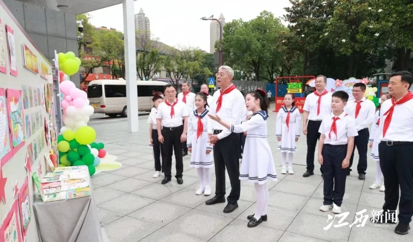 5月30日，江西省委书记尹弘在南昌市走访小学和幼儿园。 江西新闻 图