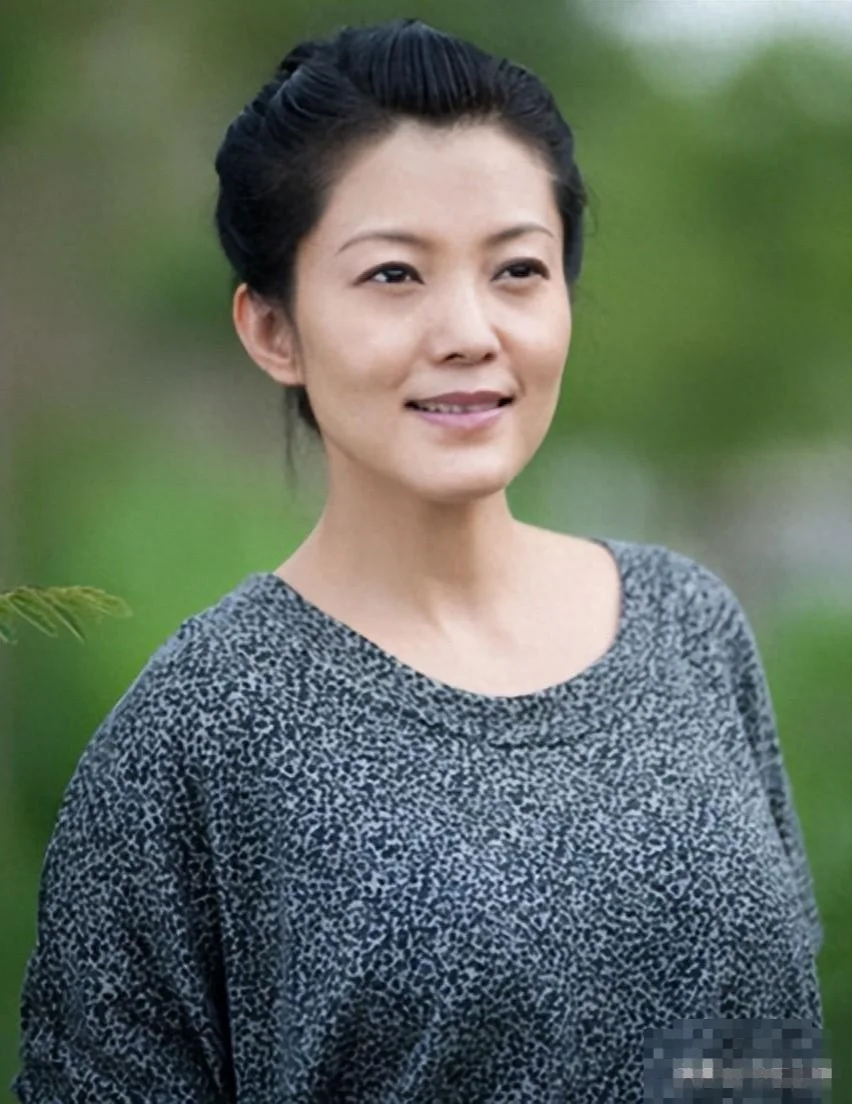 她18岁生女，两登春晚，巅峰时期红过杨钰莹，却与逃犯同居三年封面图