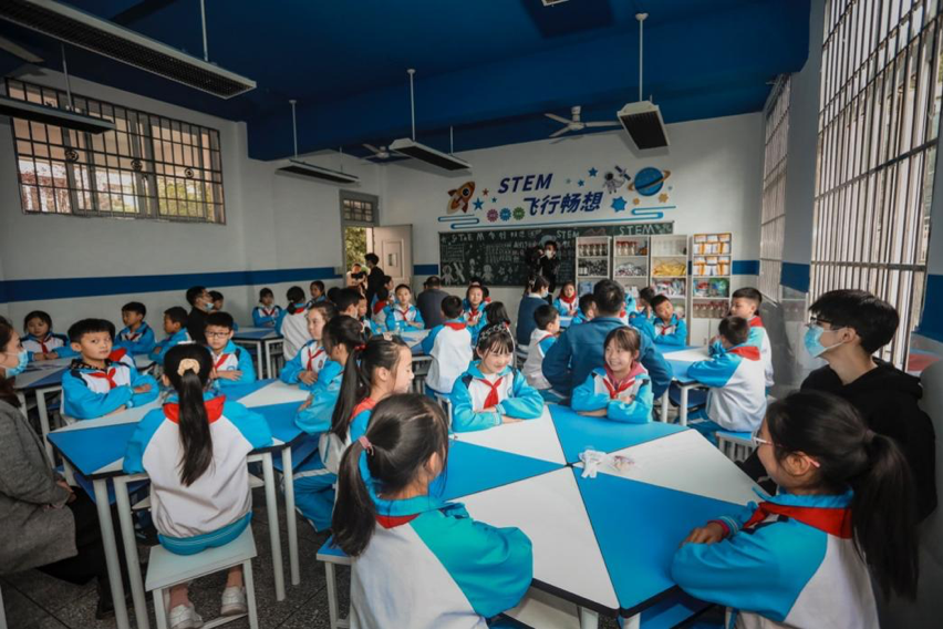 “STEM飞行畅想教室”制作小降落伞课程