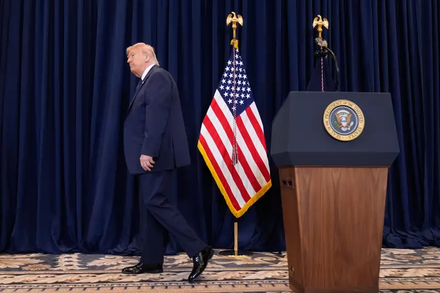 2026年3月9日，在佛羅裡達州邁阿密酒店舉辦的新聞發布會上，美國總統唐納德&middot;川普講完話後離開講台。 圖源：美聯社
