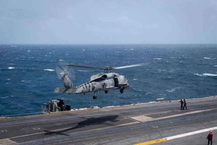 一架MH-60R海鹰在美国中央司令部责任区飞行作业期间从尼米兹号航空母舰的飞行甲板起飞。